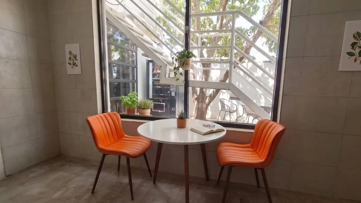 Jardín desayunador de Sinerdipia con mesas al aire libre