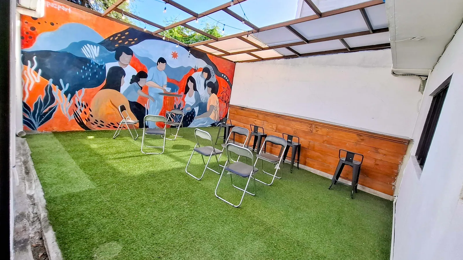 Patio al aire libre de Sinerdipia para trabajar y hacer eventos